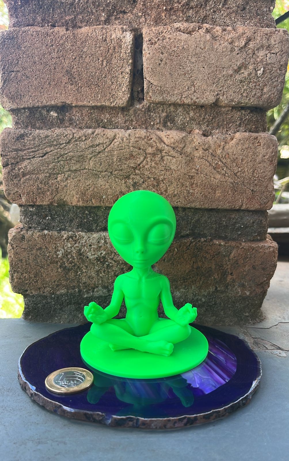 Alien meditando